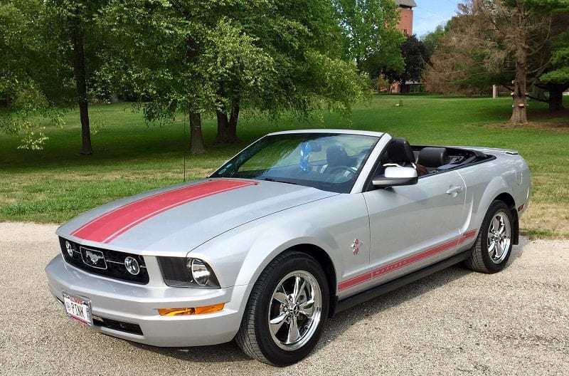 Front profile of 2008 Warriors in Pink edition Mustang convertible