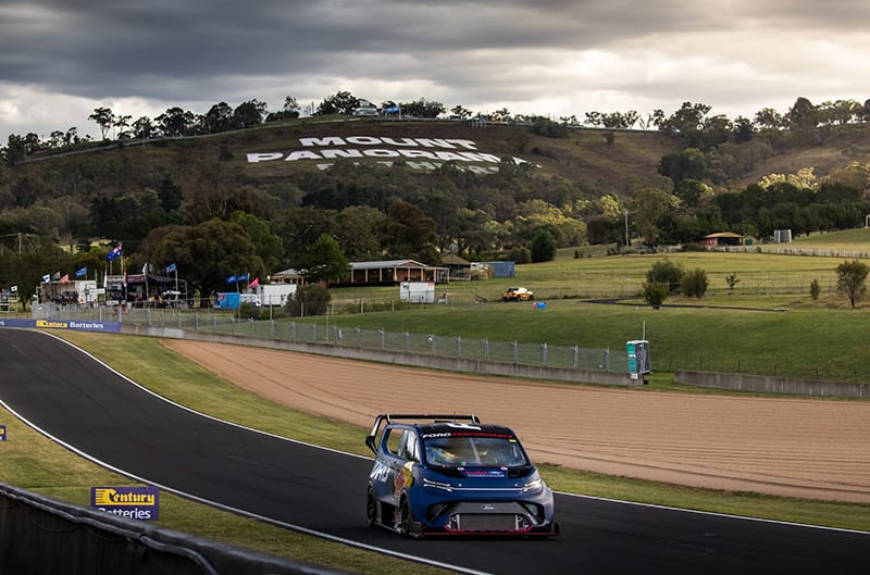 How many laps is the Bathurst 1000? Mount Panorama race distance, track  length, lap record