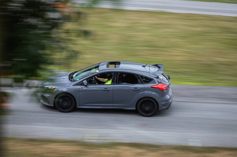 Profile of a gray Focus driving on the road