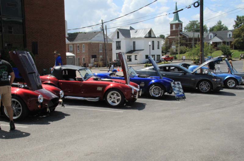 Mustangs in line 