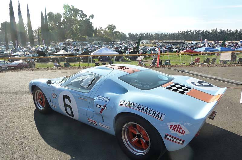 後部からの湾岸のカラーリングフォードGT