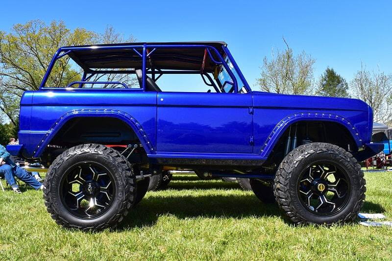 Profile of blue Bronco with windows off