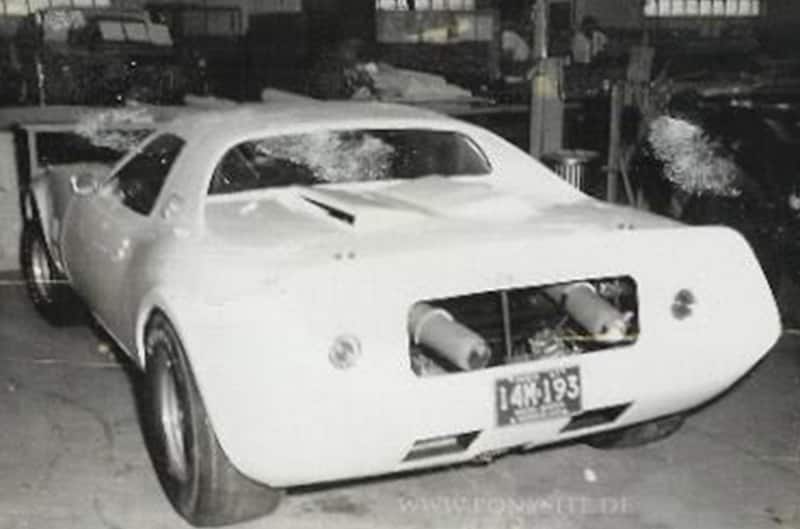 Here’s the white race development mule with its lightweight fiberglass body. The exhaust headers exit the cut-out rear panel and the bumpers have been removed. The car was test driven by Lee Dykstra and Allan Moffat.