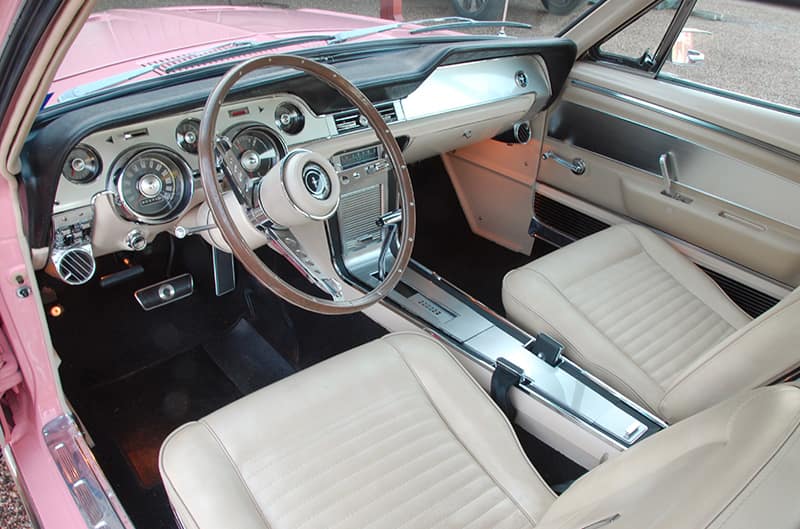 Pinky Mustangs interior