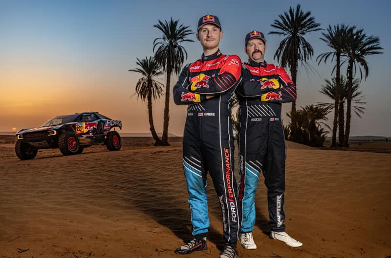 Dakar drivers posing 