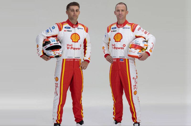 Shell V Drivers posing for picture