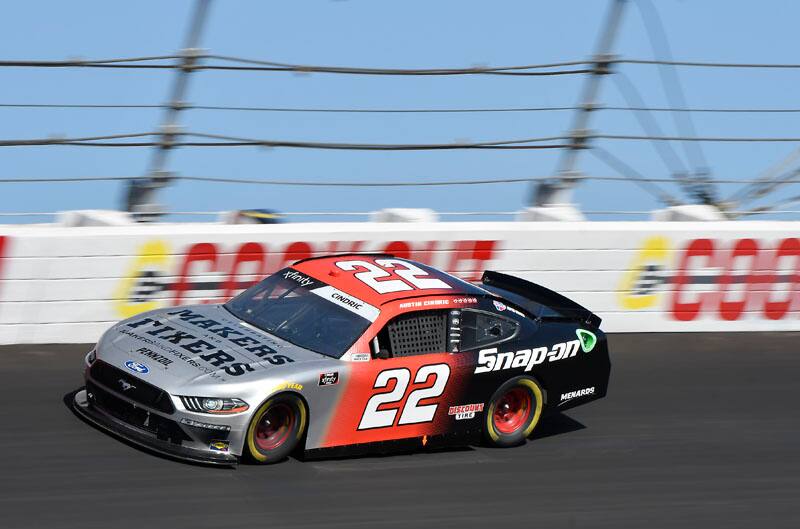 Cindric Mustang leading on the track
