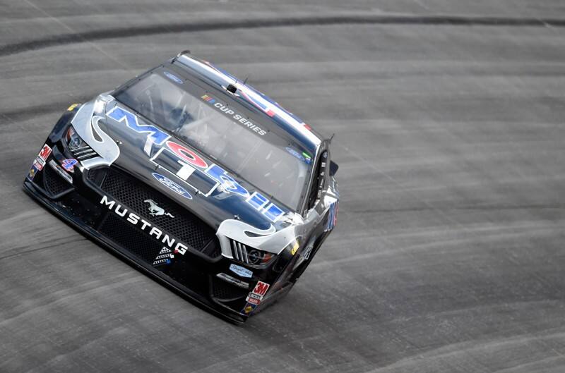 Harvick racing #4 Mustang around the track at Dover